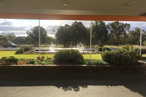 Byer Fountain Motor Inn, Holbrook - Accommodation Australia 6