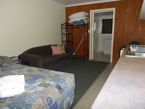 Oakridge Motel Tourist Park - Bed n Breakfasts 1