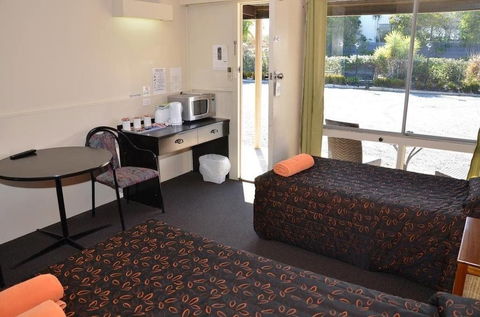 Warwick Motor Inn - Accommodation Australia 1