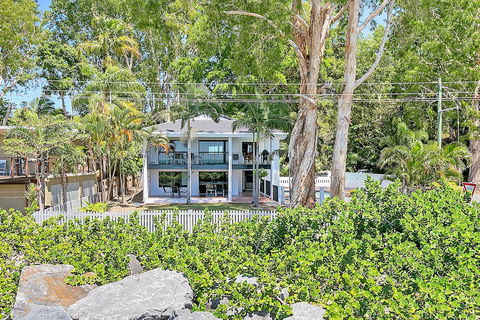 Dolce Vita Beachfront Holiday House - Bed n Breakfasts 1