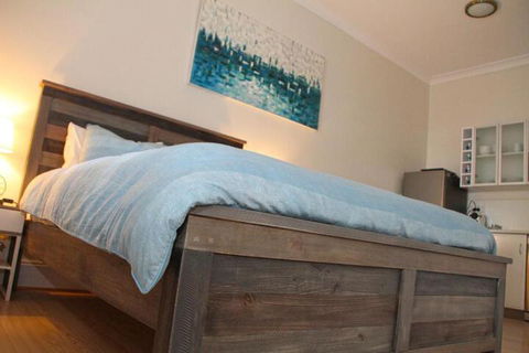 Smugglers Inn Studio Apartments - Australia Shopping 3