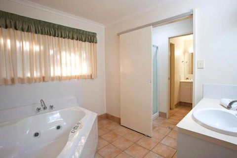 Verandahs - Accommodation Australia 3