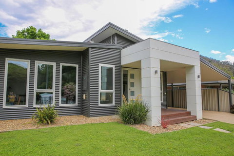 Decked Out At Bright - Australia Shopping 3