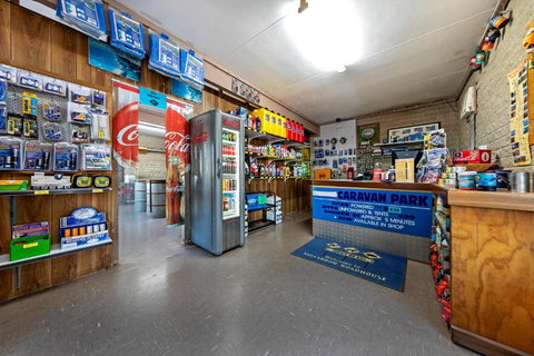 Nullarbor Roadhouse - Australia Shopping 2