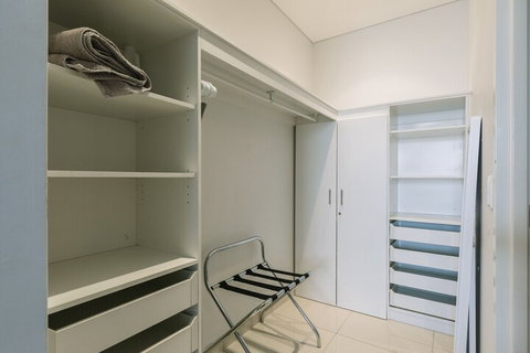 Darwin City Chic Apartment At The KUBE - Local Tourism 6