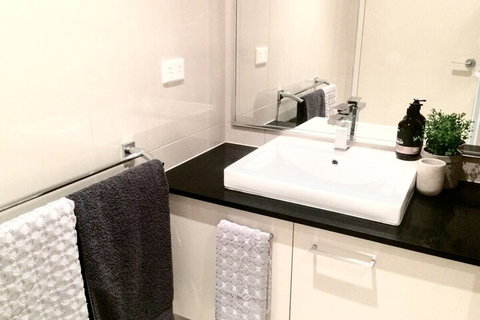 Darwin City Chic Apartment At The KUBE - Local Tourism 5