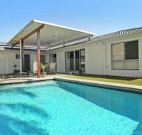Palm 95 Modern 4 BDRM Home with Pool - Accommodation Australia