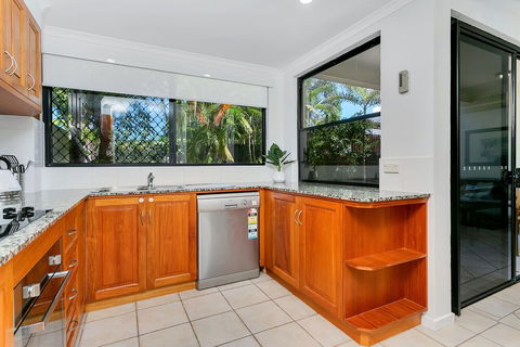 Palm Cove Retreat - Bed n Breakfasts 5