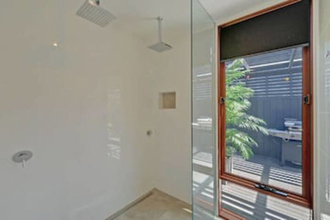 Amazing Unique Five-Star Waterfront Retreat - Australia Shopping 5