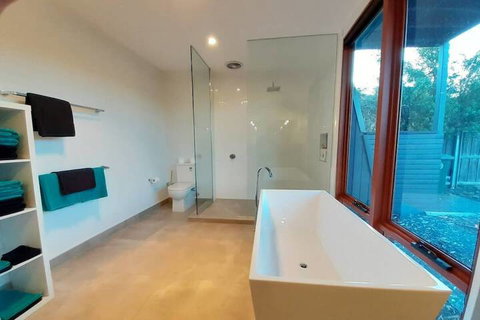 Amazing Unique Five-Star Waterfront Retreat - Australia Shopping 6