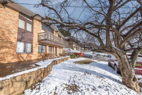 Alpine Apartment Great Location With Views Of Lake Jindabyne - Accommodation Australia 4