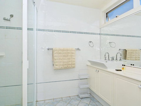 Morisset Bay Waterfront Views Lake House Looking Over Trinity Marina - Australia Shopping 3