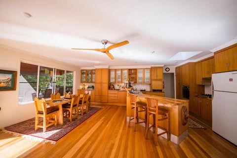 The Tree House. Treetop Living Near The Ocean Coolum Beach QLD Australia - Accommodation Australia 3
