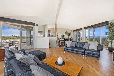 HEARNS BEACH HOUSE - Local Tourism 1
