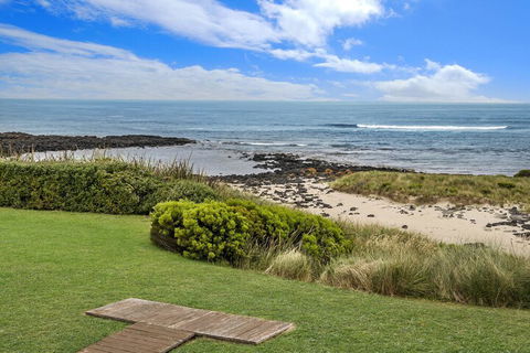 HEARNS BEACH HOUSE - Local Tourism 2