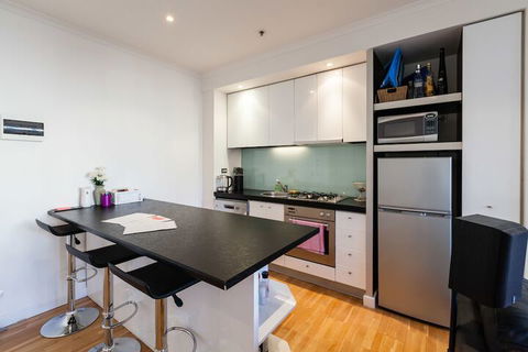 CLAUDE, 2BDR Melbourne Apartment - Bed n Breakfasts 3