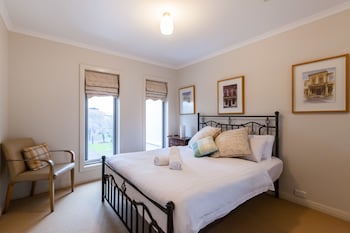 JASMINE, 2BDR Port Melbourne House - Local Tourism 0