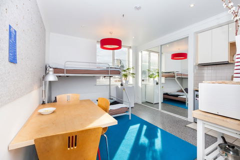 HENRIETTA, Carlton Studio Apartment - Local Tourism 2
