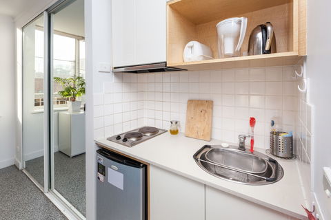 HENRIETTA, Carlton Studio Apartment - Local Tourism 1