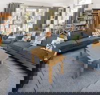 'Matilda' - Spacious  centrally located with great lake views - Local Tourism