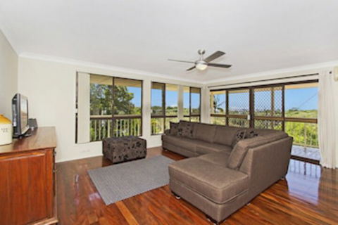 KINGSCLIFF HOLIDAY HOME On The HILL SYDS VIEW - Accommodation Australia 0