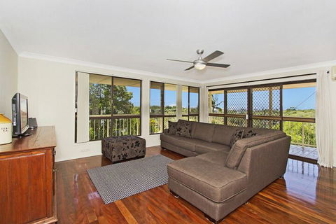 KINGSCLIFF HOLIDAY HOME On The HILL SYDS VIEW - Accommodation Australia 4