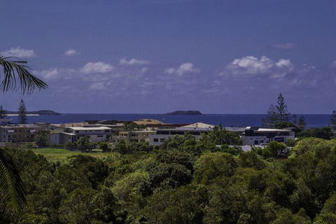 KINGSCLIFF HOLIDAY HOME On The HILL SYDS VIEW - Accommodation Australia 2