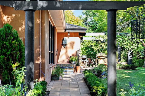 Adelaide Hills Retreats - Australia Shopping 3