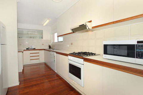 32 Barra Crescent Coolum Beach. Bond 500 FOXTEL WIFI Linen Supplied - Accommodation Australia 5