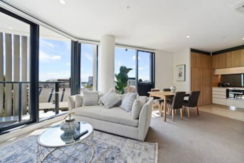 Modern Ultra Clean In The Heart Of Convenience - Australia Shopping 0