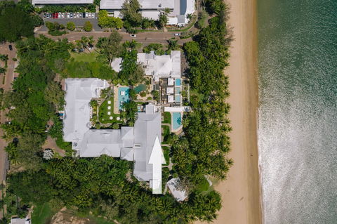 Belle Escapes - Absolute Beachfront Apartment In Alamanda Resort 21 - Bed n Breakfasts 0