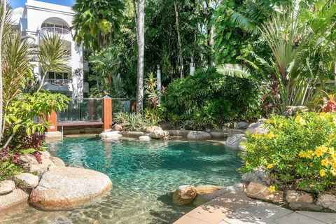 Belle Escapes - Absolute Beachfront Apartment In Alamanda Resort 21 - Bed n Breakfasts 2