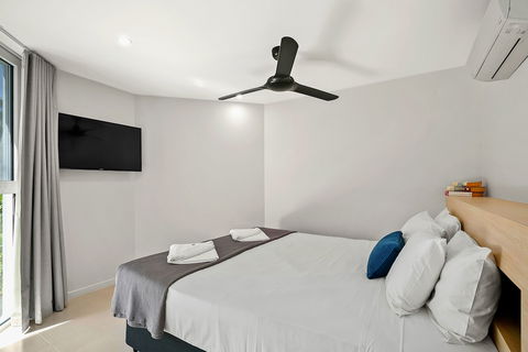 Belle Escapes - Absolute Beachfront Apartment In Alamanda Resort 21 - Bed n Breakfasts 5