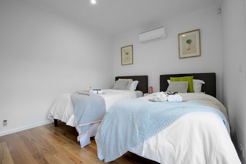 AUJOY 3 Bed Townhouse Burwood 1 - Australia Shopping 6