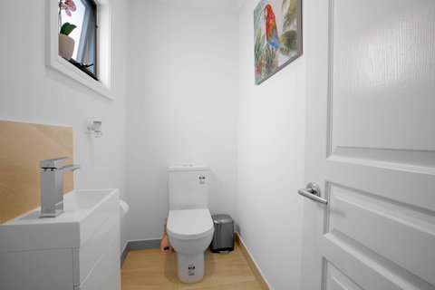 AUJOY 3 Bed Townhouse Burwood 1 - Australia Shopping 4