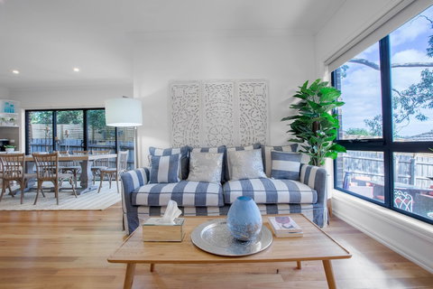 AUJOY 3 Bed Townhouse Burwood 1 - Australia Shopping 5