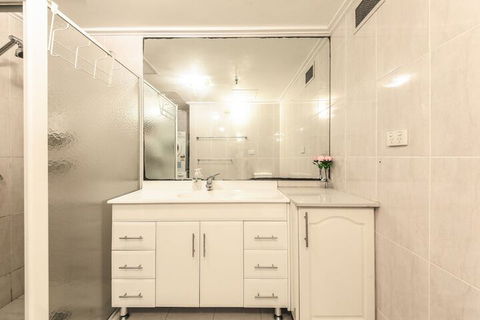 Amazing Location Cozy Stay With Parking - Accommodation Australia 5