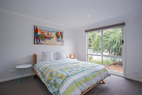 Bay Breeze Retreat - Local Tourism 4