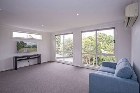 Bay Breeze Retreat - Local Tourism 5