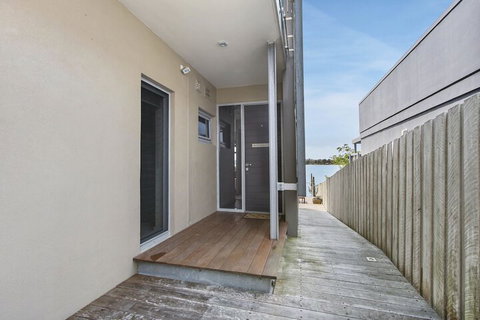 A Window On The Bay - Australia Shopping 1