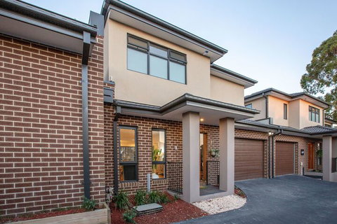 AUJOY 3 Bed Townhouse Burwood 3 - Australia Shopping 7
