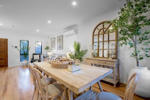 AUJOY 3 Bed Townhouse Burwood 3 - Australia Shopping 0