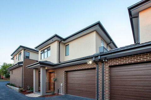 AUJOY 3 Bed Townhouse Burwood 3 - Australia Shopping 5