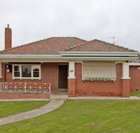 Red Brick Beauty - Central Cottage - Accommodation Australia