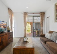 HomeHotel Cozy Duplex in Serene Suburb