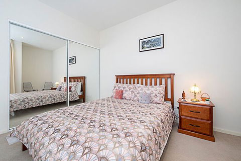 Spacious 1-Bedroom Apartment With Parking - Accommodation Australia 1
