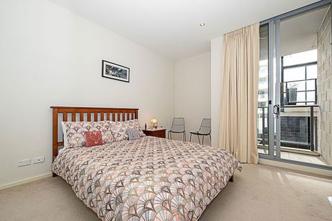 Spacious 1-Bedroom Apartment With Parking - Accommodation Australia 4