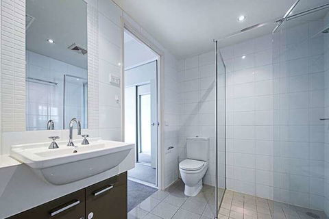 Spacious 1-Bedroom Apartment With Parking - Accommodation Australia 2
