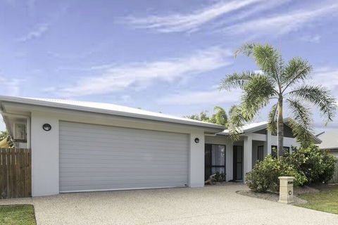 Beach Bliss Queen Bed BBQ Pool Netflix - Accommodation Australia 2