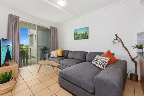 BEACH BLISS LUXURIOUS APARTMENT With POOL - Accommodation Australia 3
